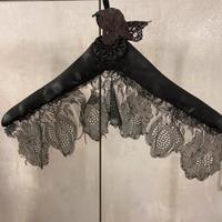 Appendi abito in raso e pizzo antico fatto a mano