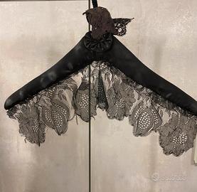 Appendi abito in raso e pizzo antico fatto a mano