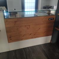 Banco con vetrina espositiva e lavello