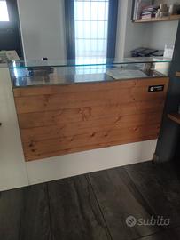 Banco con vetrina espositiva e lavello