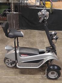 Triciclo a motore elettrico