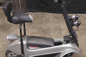 Triciclo a motore elettrico