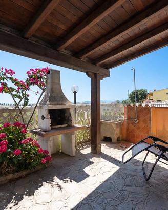 Appartamento fronte mare, con veranda e cortile pr