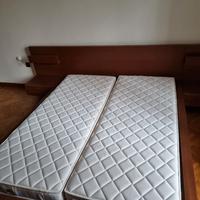 letto con comodini e cassettiera