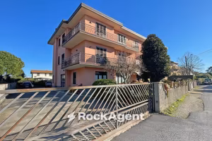 Immobile di 820 m² a San Giuliano Terme