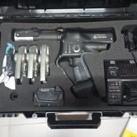 Macchina pinzatrice per tubo multistrato