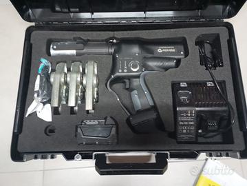 Macchina pinzatrice per tubo multistrato