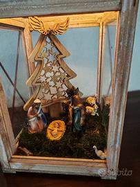 PRESEPE IN LANTERNA ROSSA IN LEGNO CON LUCI