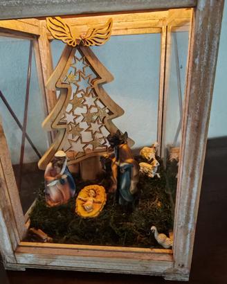 PRESEPE IN LANTERNA ROSSA IN LEGNO CON LUCI