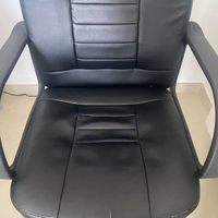 Sedia con rotelle in pelle nera