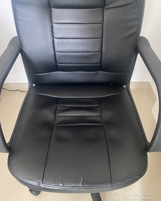 Sedia con rotelle in pelle nera