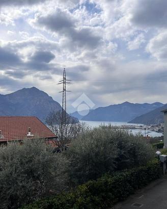 VILLA A SCHIERA A COSTA VOLPINO