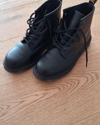  Dr. Martens anfibi donna