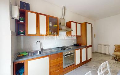 Bilocale con balcone e posto auto in corte senza s