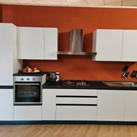 Cucina lineare in PET bianco lunghezza cm 360