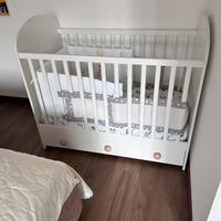 Lettino, materasso, completo lenzuola e paracolpi.