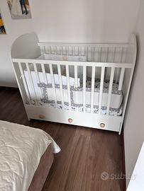 Lettino, materasso, completo lenzuola e paracolpi.