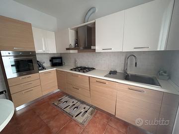 Cucina moderna con penisola