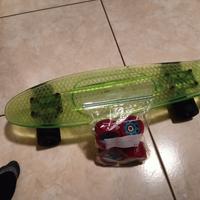 skateboard verde trasparente.