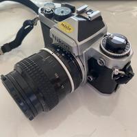 Nikon FE analogica con obiettivo 35mm + tracolla.