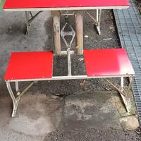 vecchio tavolino da campeggio vintag in buono stat