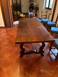 Tavolo in legno massiccio