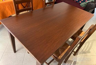 Tavolo in legno rettangolare con 4 sedie