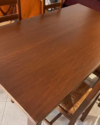 Tavolo in legno rettangolare con 4 sedie