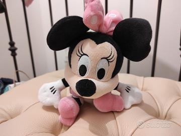 Peluche Minnie con abito e fiocco rosa