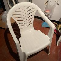 Quattro sedie di plastica