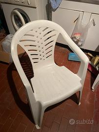 Quattro sedie di plastica
