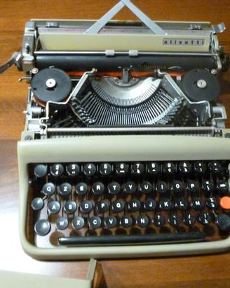 MACCHINA SCRIVERE OLIVETTI 22