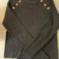 Maglia in filo colore nero con bottoncini oro lung