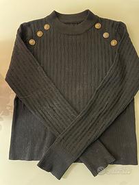 Maglia in filo colore nero con bottoncini oro lung