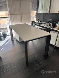 Arredo ufficio tavoli e cassettiere