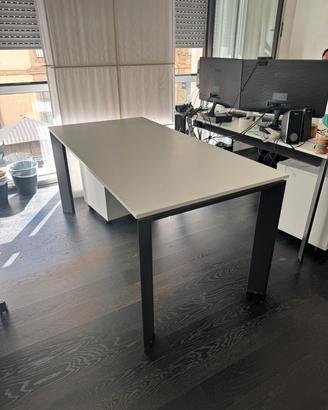 Arredo ufficio tavoli e cassettiere