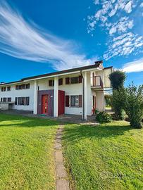 Villa con 3700mq di giardino