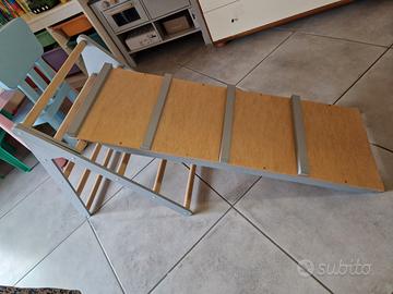 Triangolo di Pikler con scivolo montessori