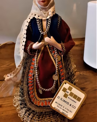 Statuina in porcellana vintage vecchia Grecia