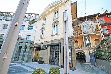 Immobile di 335 m² con 3 locali a Bergamo