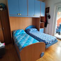 Cameretta per ragazzi/e con 3 letti