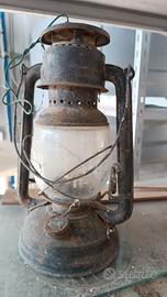 Lampada a petrolio antica 
