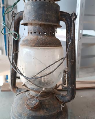 Lampada a petrolio antica 