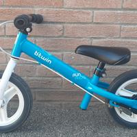 Bicicletta senza pedali con freno posteriore