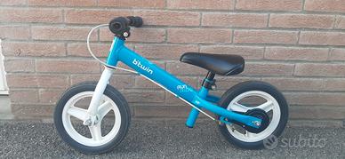 Bicicletta senza pedali con freno posteriore