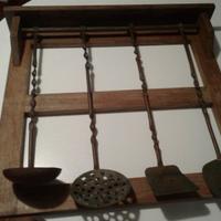 Attrezzi in rame antichi da cucina con appendino