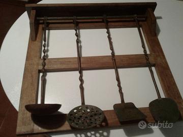 Attrezzi in rame antichi da cucina con appendino