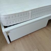 letto con due cassetti contenitori. 