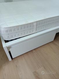 letto con due cassetti contenitori. 