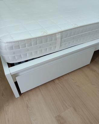 letto con due cassetti contenitori. 